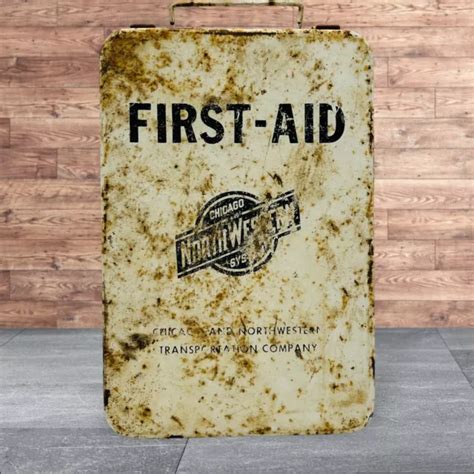 VINTAGE CHICAGO NORTHWESTERN System Railroad First Aid Kit Metal Box W