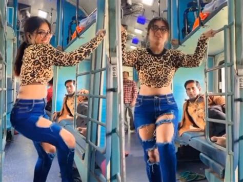 Girl Did Such A Dance In The Train Passengers Kept Watching Video