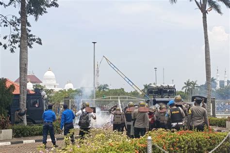 Aksi Unjuk Rasa Di Depan Kantor BP Batam Ricuh ANTARA News