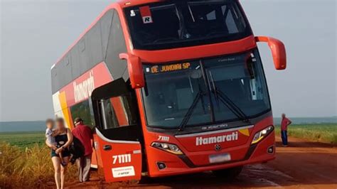 Ônibus que saiu de São Paulo destino a Sinop atola em desvio Só