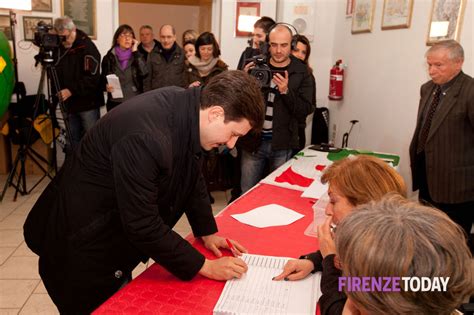 Primarie Pd Il Candidato Sindaco Pd Dario Nardella Al Voto