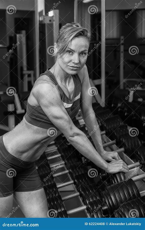 Belle Blonde Dans Le Gymnase Photo Stock Image Du Adulte Fille