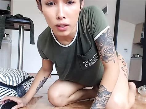 Latina Transen Bonnie mit dicken Titten pinkelt auf ihren Körper xHamster