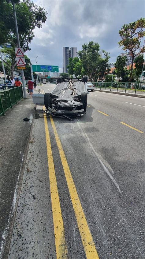 Stomp Singapore On Twitter Mercedes Overturns In Accident Involving 3