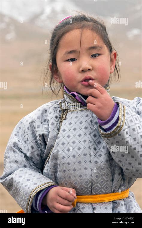 Mongolia Ulaan Young Mongolian Girl Fotografías E Imágenes De Alta