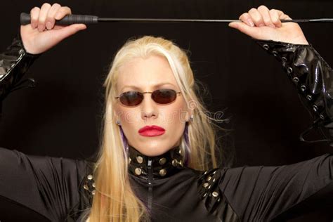 Schöne Junge Blonde Frau Mit Sonnenbrillen Stockfoto Bild von kleidung blond 13135616