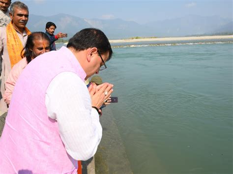 मुख्यमंत्री पुष्कर सिंह धामी ने शारदा घाट पहुंचकर कराए जा रहे बाढ़