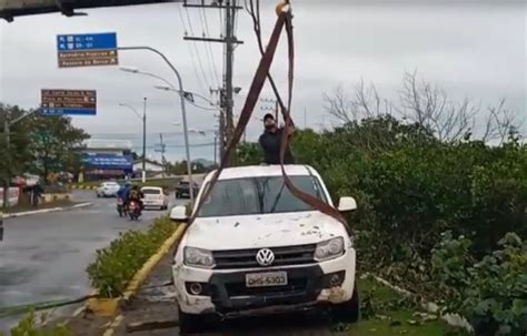 VÍDEO Motorista perde controle e mergulha caminhonete na Lagoa do