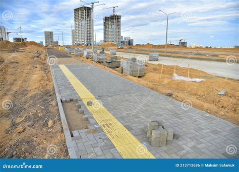 Colocación De Losas De Pavimentación Y Bordes En El Sitio De