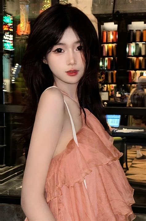 Cô gái livestream bán áo đang hot bị đồn thổi thất thiệt với PewPew là ai