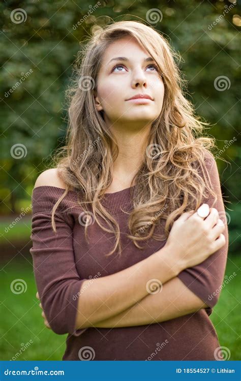 Giovane Ragazza Splendida Del Brunette In Natura Immagine Stock Immagine Di Giovane