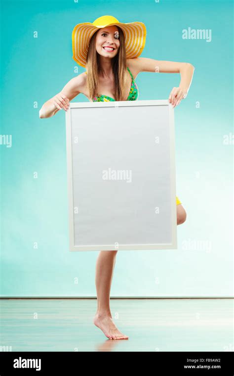 Vacances été et publicité concept Femme portant chapeau jaune et le bikini holding blank