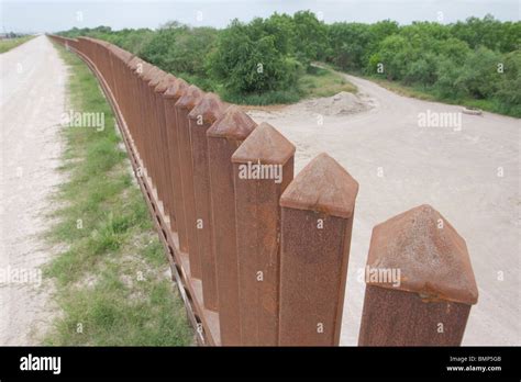 Border wall between the United States and Mexico near Hidalgo, Texas ...