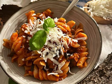 Sizilianische Pasta Alla Norma Mit Auberginen Ricotta