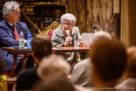 La Scrittrice Margherita Oggero Alla Consolata La Voce E Il Tempo