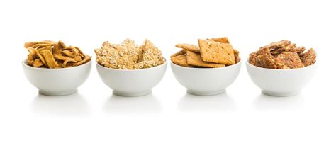 Galletas Crujientes Saladas Aisladas Sobre Fondo Blanco Foto Premium