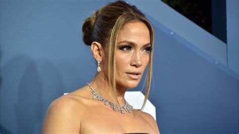 VOICI Jennifer Lopez fait grimper la température en bikini léopard