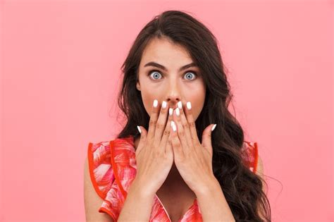 Mujer Joven Sorprendida Emocionada Que Presenta La Pared Aislada