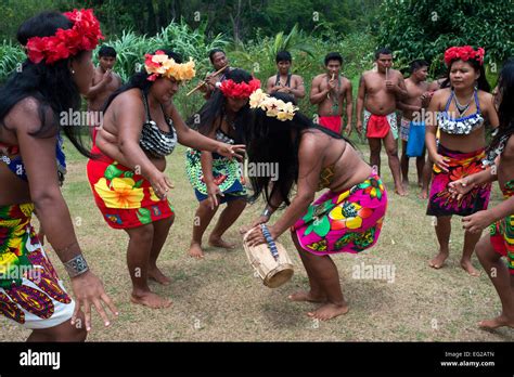 Música y baile en la aldea de la tribu indígena Embera Embera Village