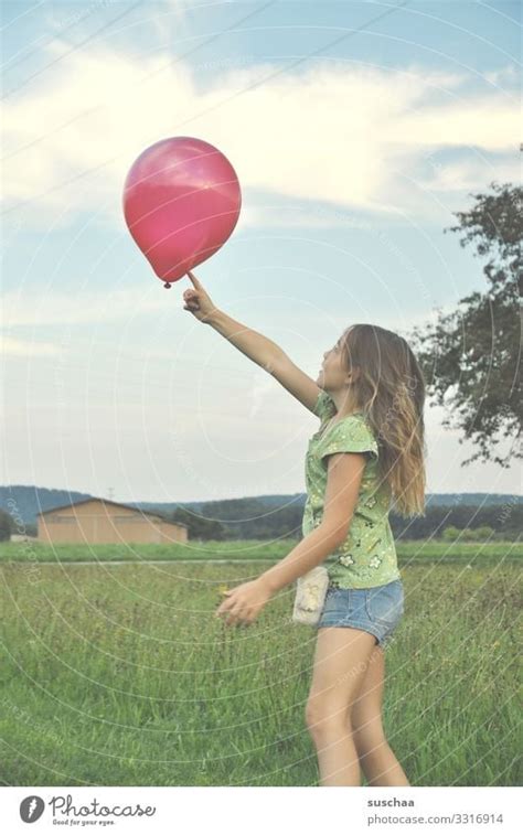 M Dchen Spielt Mit Einem Roten Luftballon Ein Lizenzfreies Stock Foto