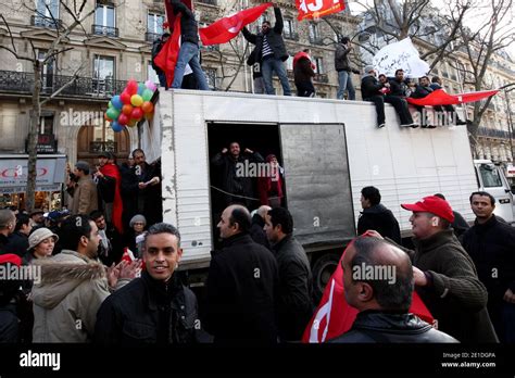 Los Tunecinos Y Sus Partidarios Se Manifiestan En París Francia El 15