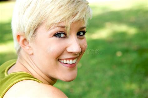 Belle Fille Blonde Avec Un Joli Sourire Image Stock Image Du Normal Fuselage 11366147