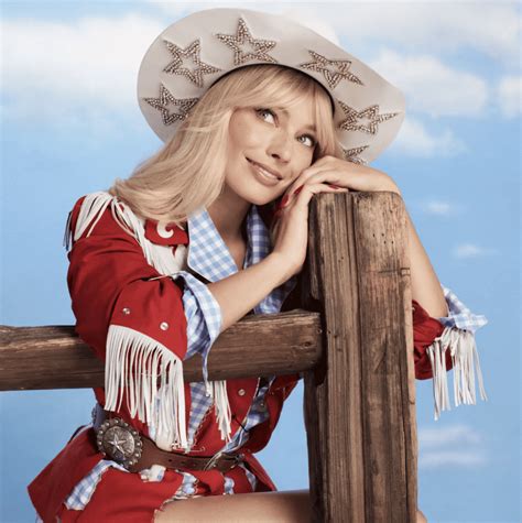 Вышел новый расширенный трейлер к фильму "Barbie" с Марго Робби в ...