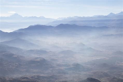 Fondo Andino Azul Brumoso Del Paisaje De La Monta A Imagen De Archivo