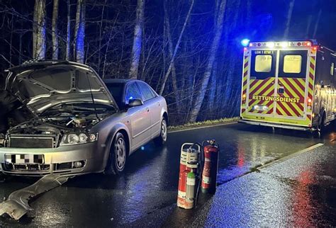 Gegen Baum Geprallt Zwei Verletzte Lokale Nachrichten Aus Detmold