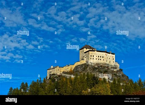 Tarasp castle Banque de photographies et d’images à haute résolution