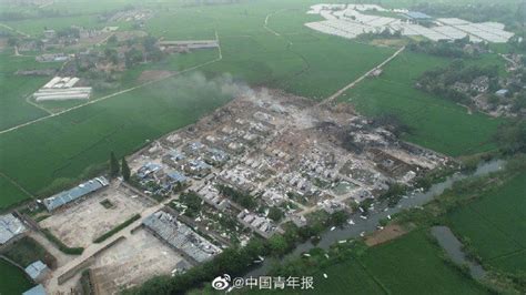 爆炸 航拍四川广汉鞭炮厂爆炸现场：屋顶被掀飞 一片废墟】广汉 航拍 鞭炮厂 傻大方