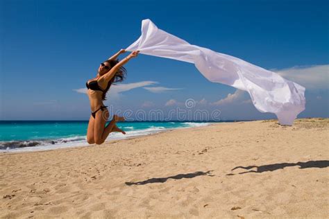 Curso Da Praia Mulher Que Anda Na Praia Da Areia Foto De Stock