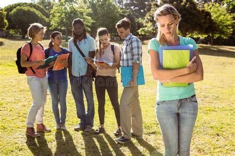 Groupe D Tudiants Adolescents Masculins Marchant Autour Du Campus D