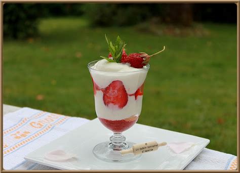 La Table Lorraine D Amelie Mousse De Yaourt Fa On Yogomisu Aux Fraises