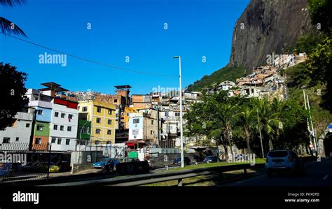 Slum in rio de janeiro brazil hi-res stock photography and images - Alamy