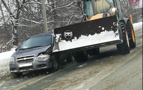 В Пензе на ул. Аустрина притерлись снегоуборщик и Chevrolet