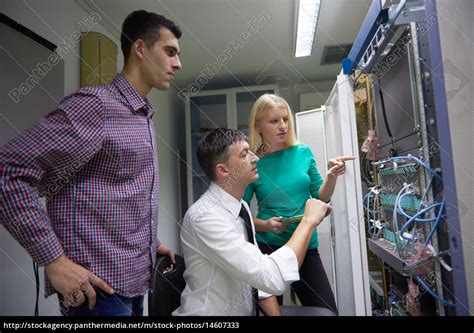 Netzwerk Engeneers Im Netzwerk Serverraum Arbeiten Stockfoto