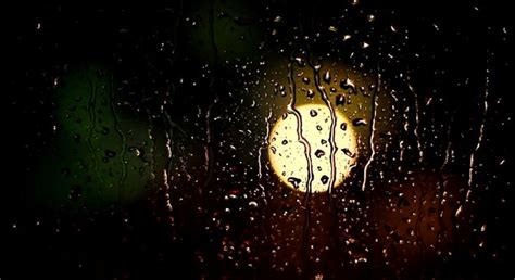 Gotas De Lluvia En Una Ventana Con Una Farola Detr S De Ellas Foto