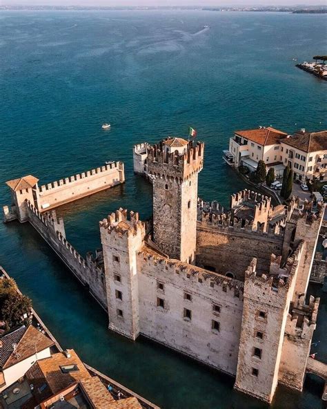 Il castello scaligero di Sirmione è una rocca di epoca scaligera sita