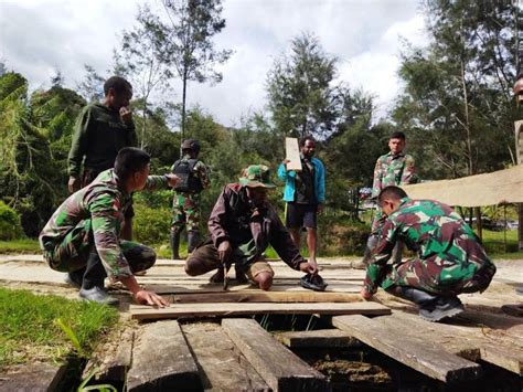 Aksi Prajurit Satgas Yonif MR 412 Kostrad Bersama Warga Perbaiki