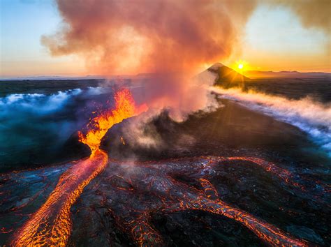 Amazing footage of the volcanic eruption - Photographing Iceland