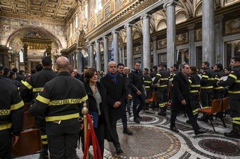 Il Cardinale Zuppi Celebra La Messa Per I Vigili Del Fuoco Le Foto