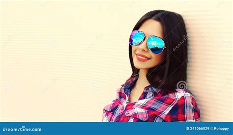 Portrait D Une Belle Jeune Brunette Souriante Joyeuse En Lunettes De Soleil Sur Fond Blanc Image