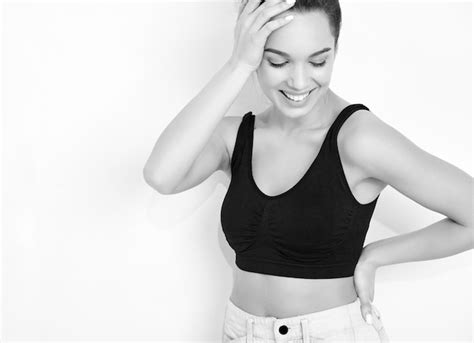 Portrait de modèle de jeune fille belle jeune femme brune avec du maquillage nude en été T shirt