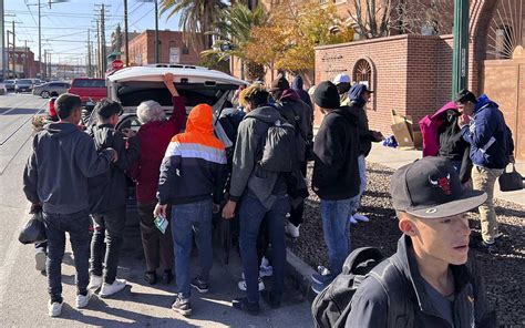 Los Migrantes Desbordan Albergues Y Calles De El Paso Texas