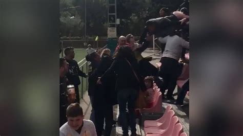 Lamentable pelea entre padres con niños de por medio en un partido de