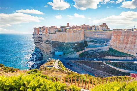 Avez Vous Reconnu Cette Sublime Ville Fran Aise Perch E Sur Une Falaise