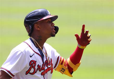 Ronald Acuña Jr. exits game after trying to leg one out at first (Video)