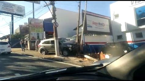 Motorista tem mal súbito colide moto e bate em poste em avenida de