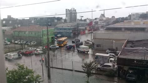 Chuva provoca alagamentos e complica trânsito em Curitiba raios assustam